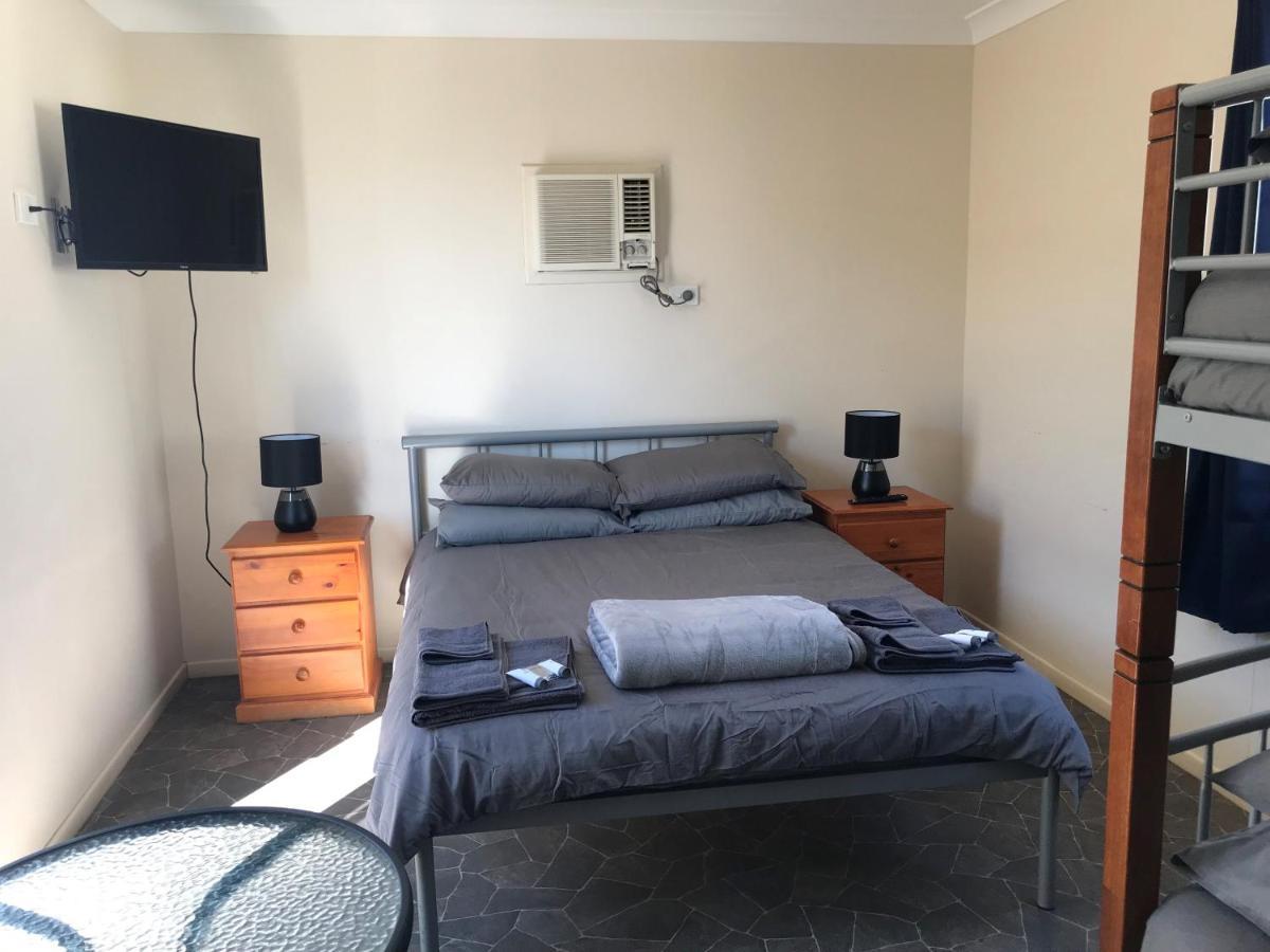 Australian Hotel Winton Budget Hotel Accommodation מראה חיצוני תמונה