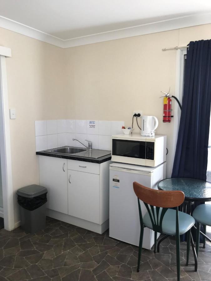 Australian Hotel Winton Budget Hotel Accommodation מראה חיצוני תמונה